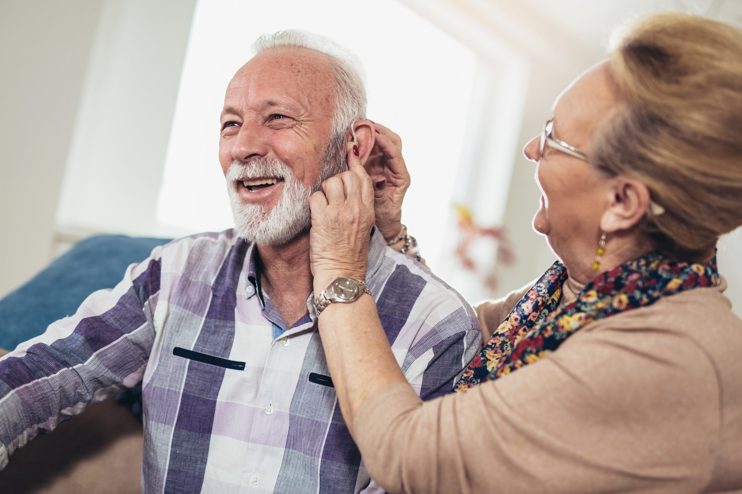 Capa de Fonoaudióloga explica como envelhecer com uma audição saudável